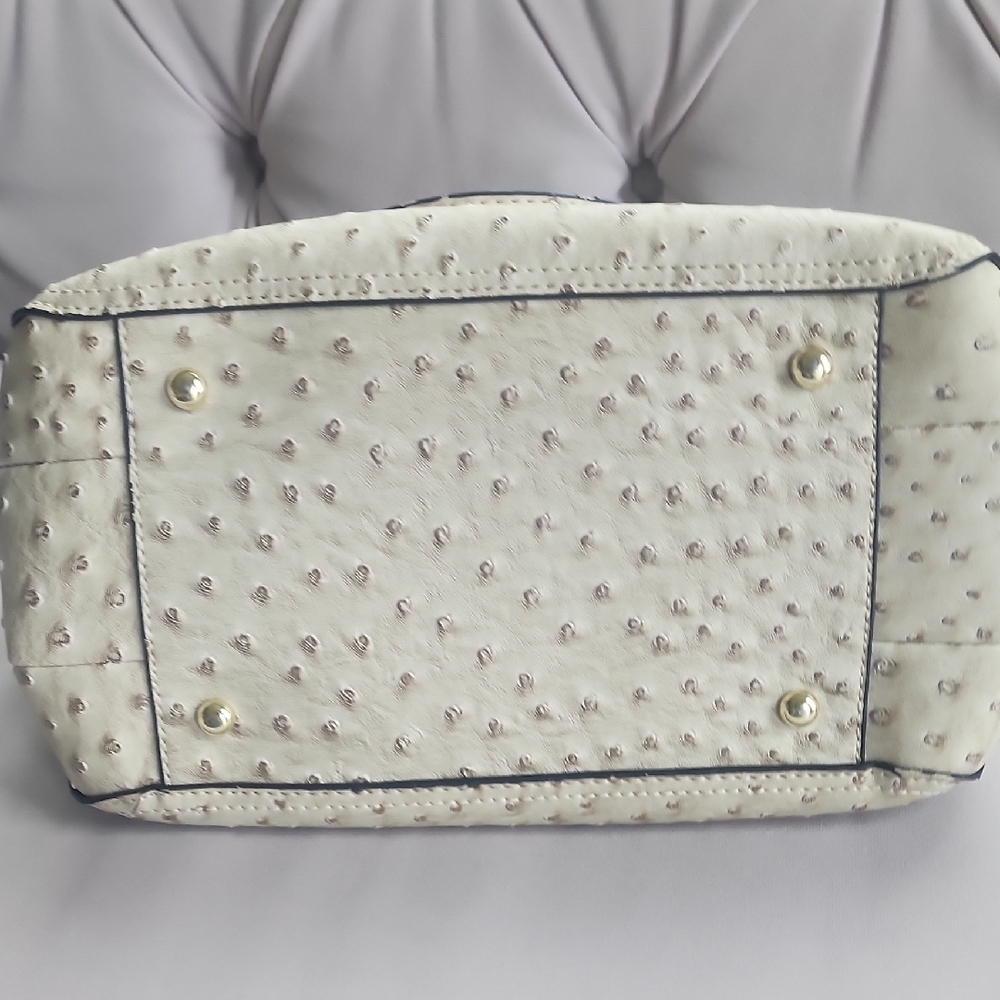 London Fog Cream and Brown Crossbody Bag with Textured Design - Picture 10 of 13